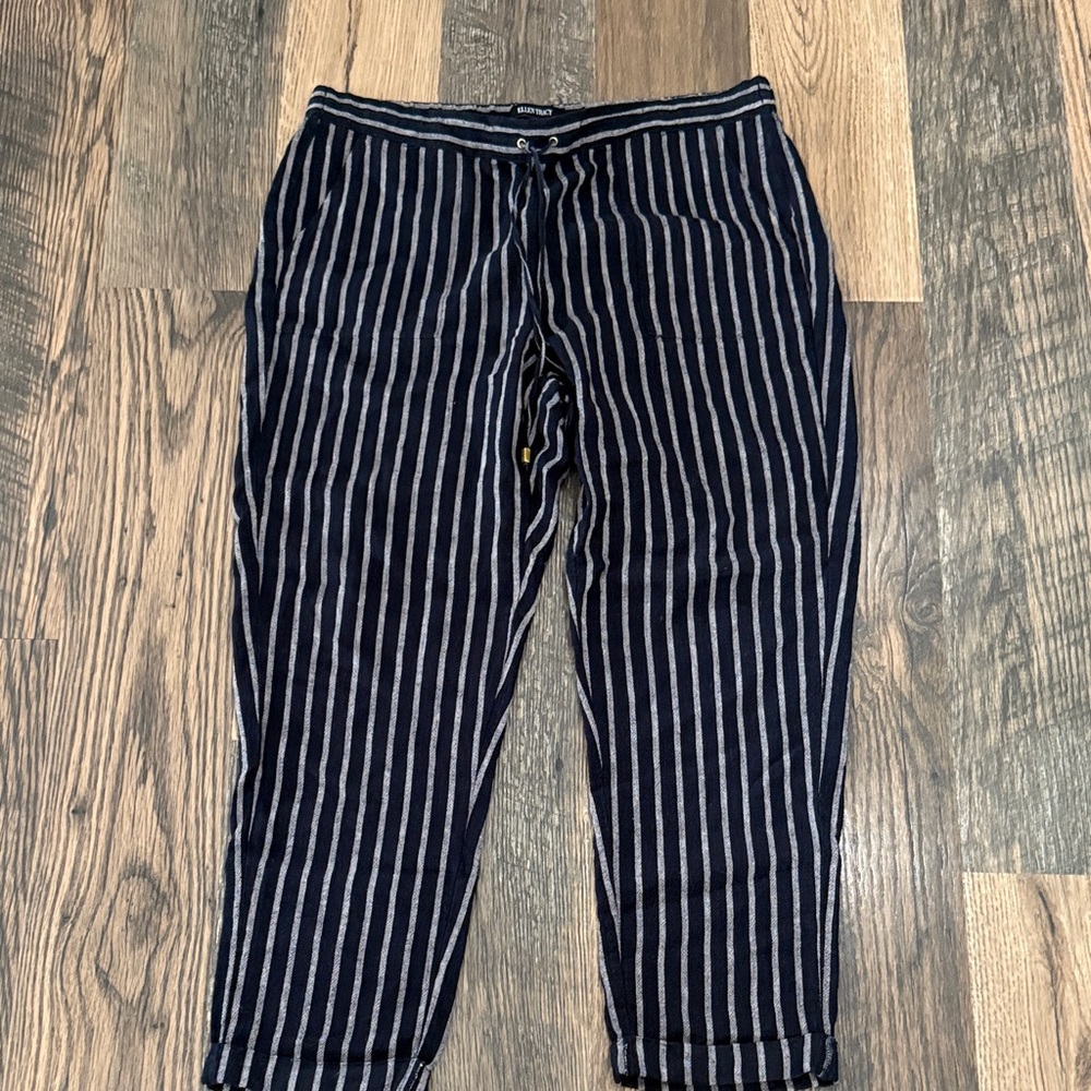 Ellen Tracy Black and White Vertical Stripe Women’s line pants
